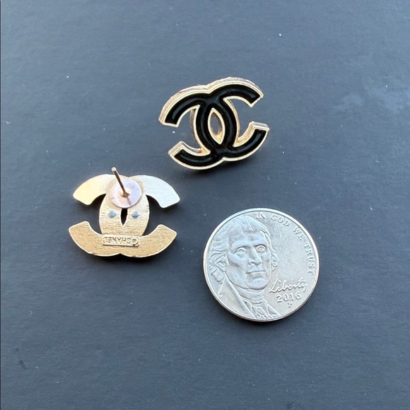 Beautiful buttons handmade into earrings - Picture 5 of 6